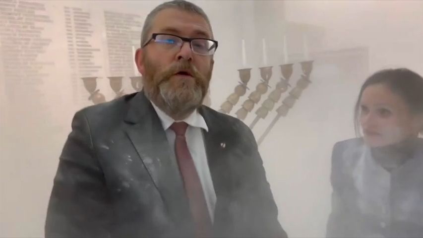 S hasičákem proti symbolu Židů. Poslanec polské ultrapravice vyvolal poprask